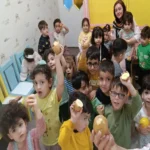 کودکان در حال ساخت کاردستی گروهی در مهد کودک درنا