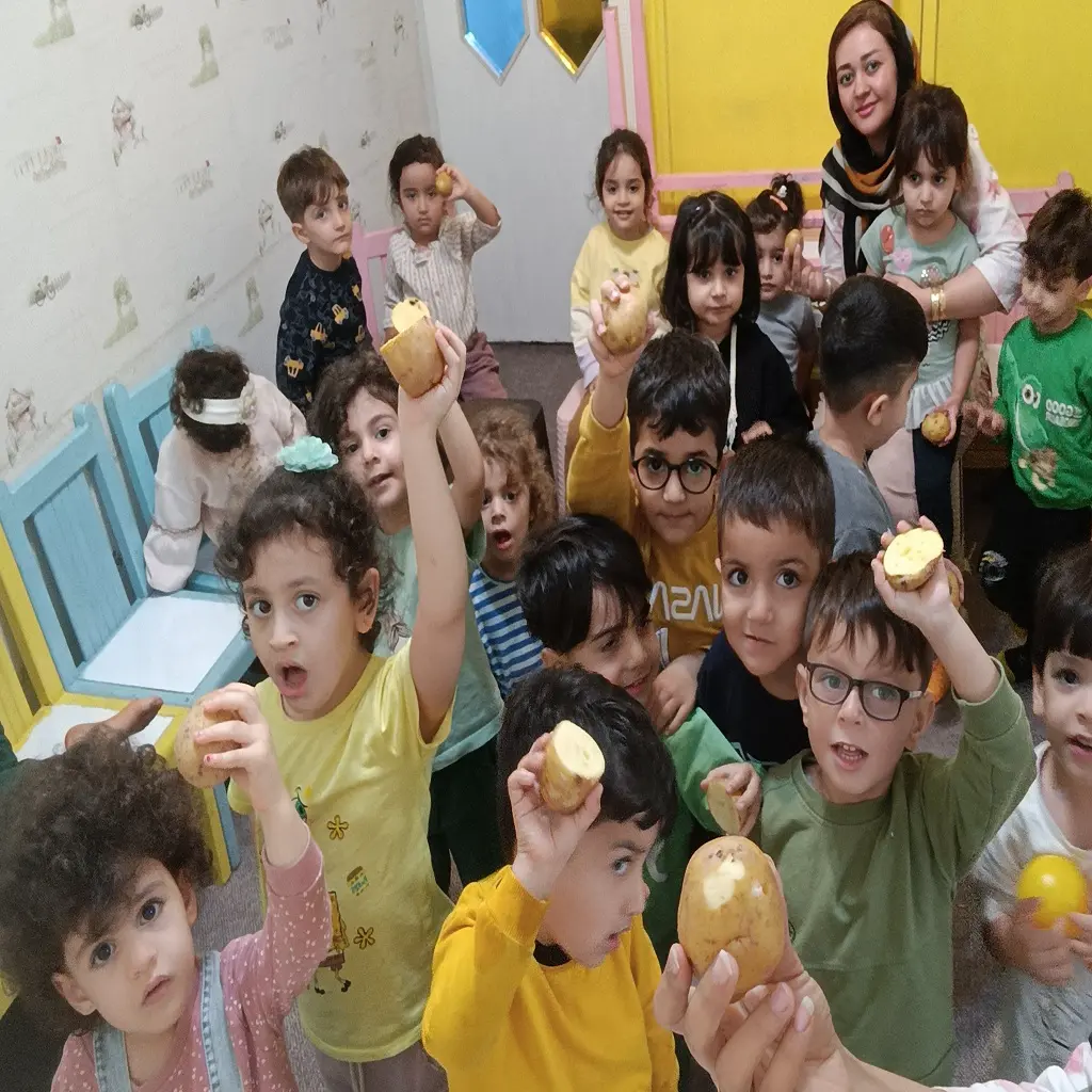 کودکان در حال ساخت کاردستی گروهی در مهد کودک درنا