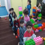 کودکان در حال لگوبازی در مهد کودک درنا در لاهیجان