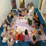 کودکان در حال آشپزی گروهی در مهد کودک درنا